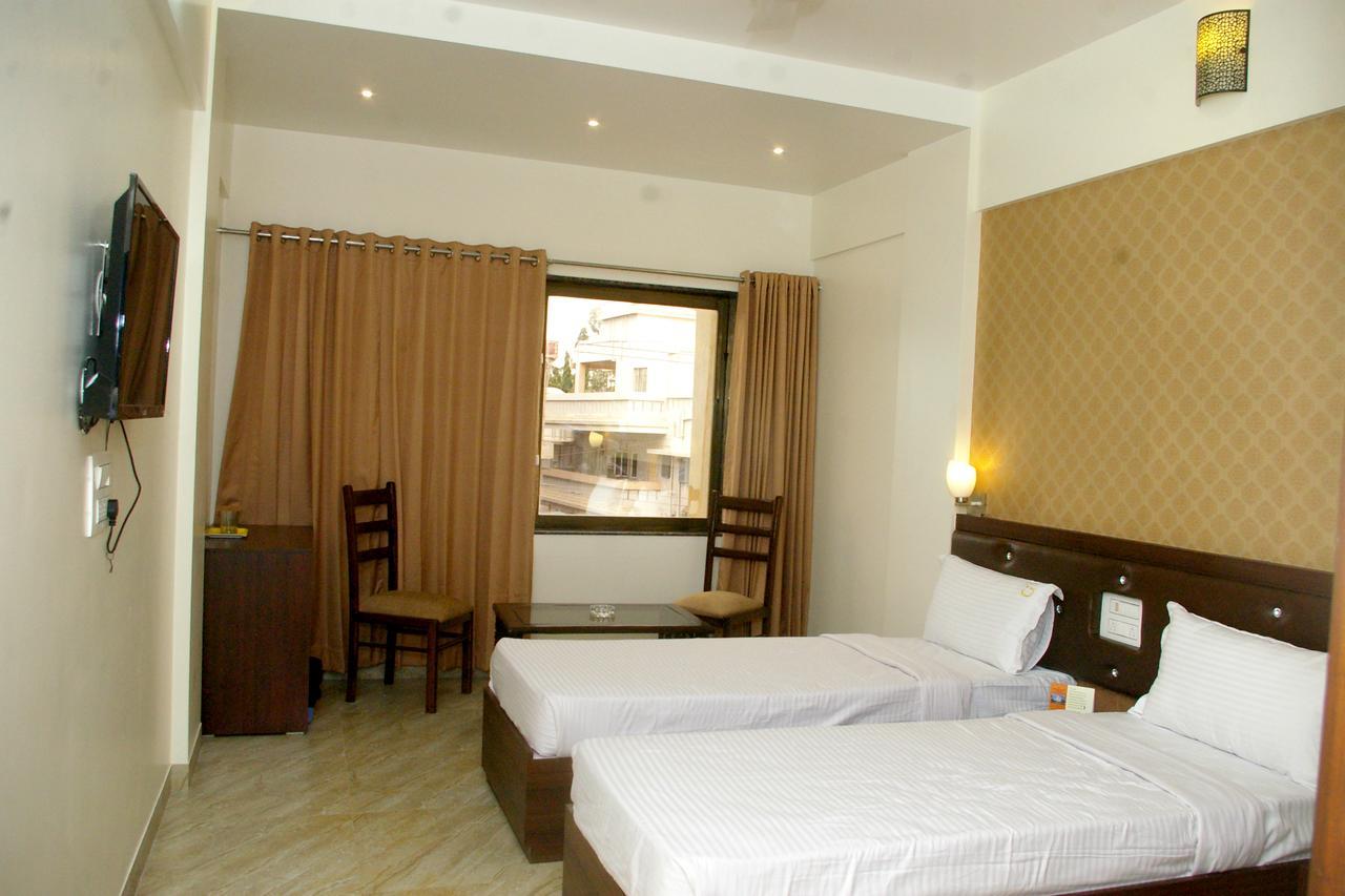 Hotel Gulmohar Pride Ахмаднагар Екстериор снимка