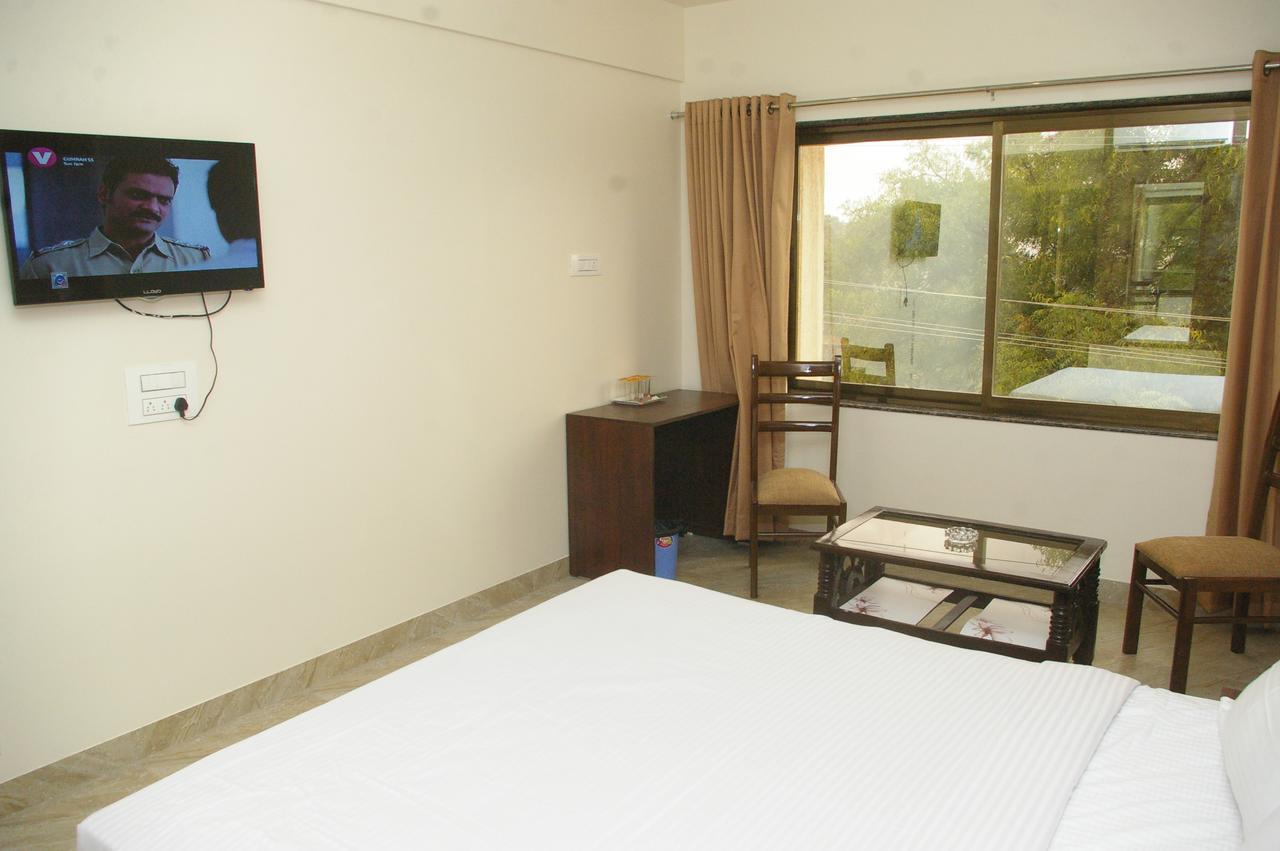 Hotel Gulmohar Pride Ахмаднагар Екстериор снимка