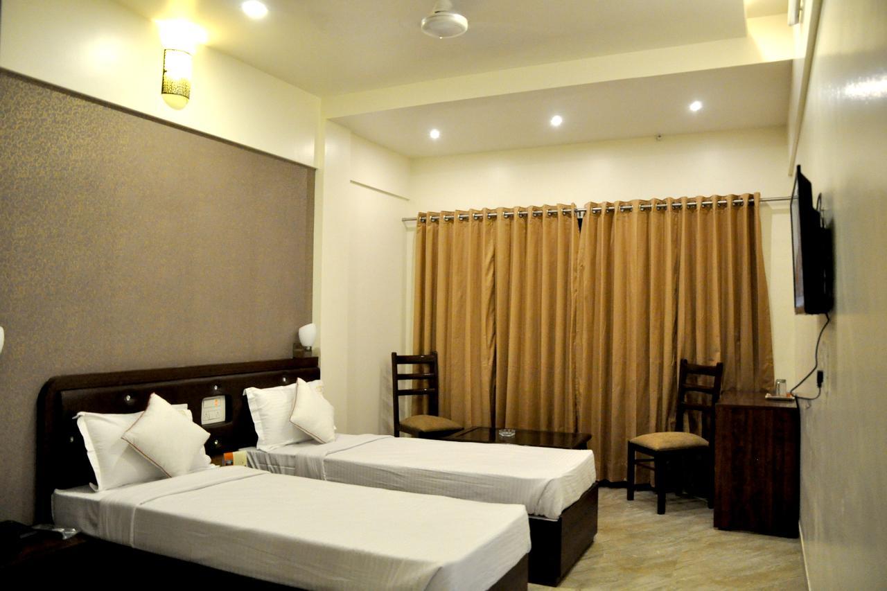 Hotel Gulmohar Pride Ахмаднагар Екстериор снимка
