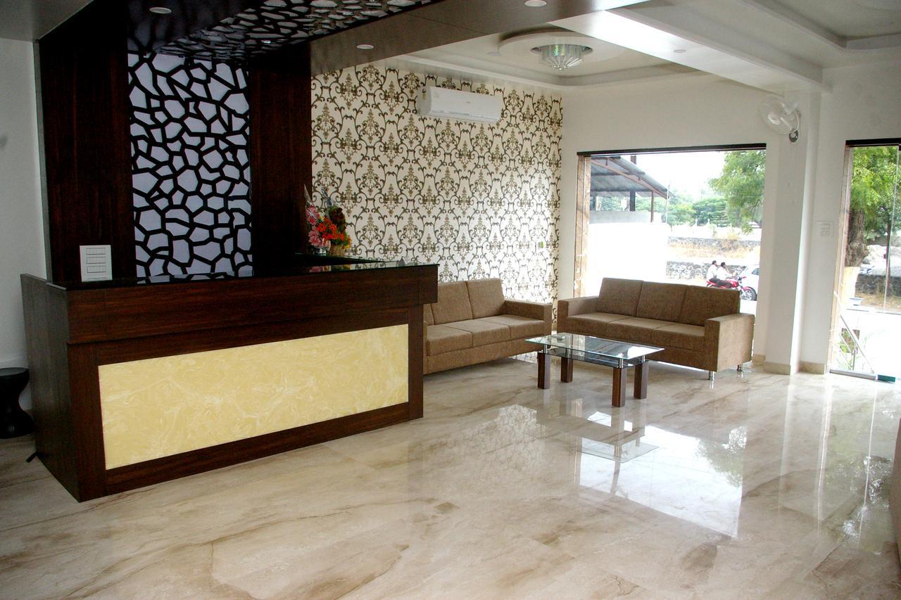 Hotel Gulmohar Pride Ахмаднагар Екстериор снимка
